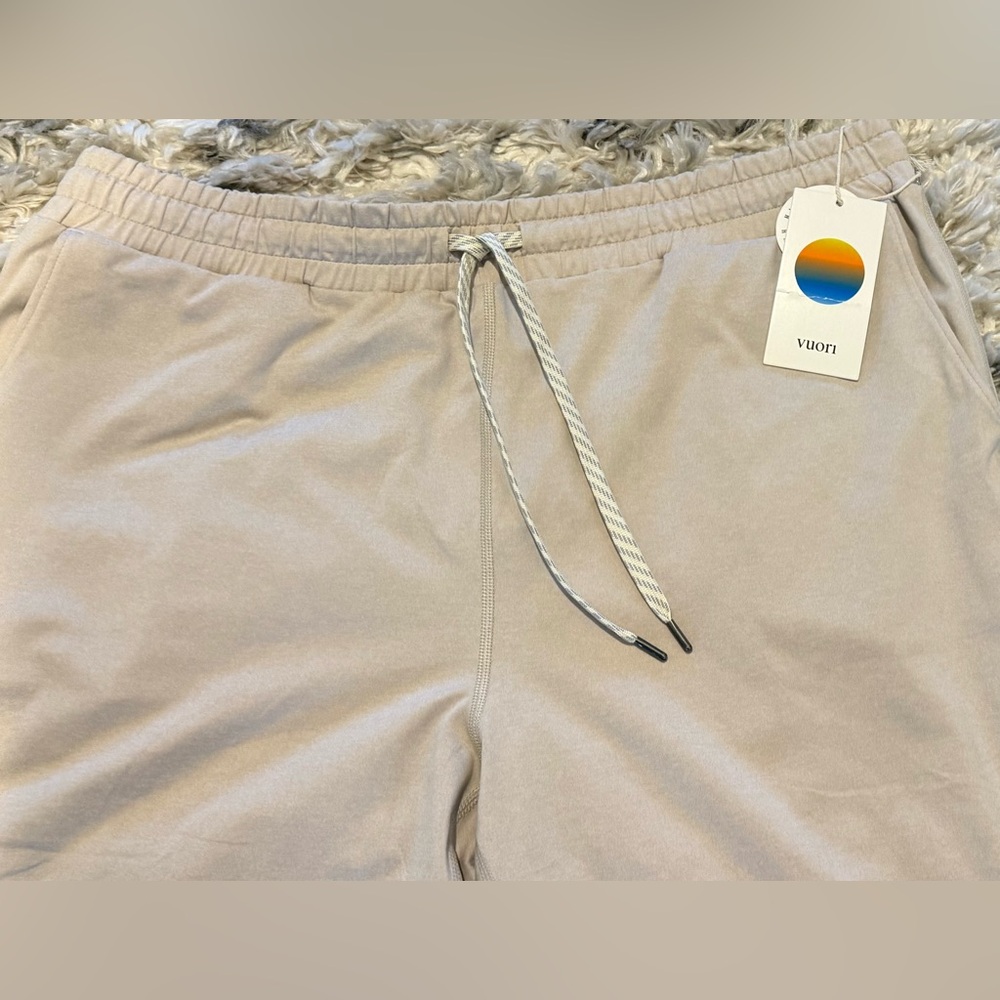 Vuori Women’s NWT Ecru Heather Performance Joggers - Picture 9 of 10